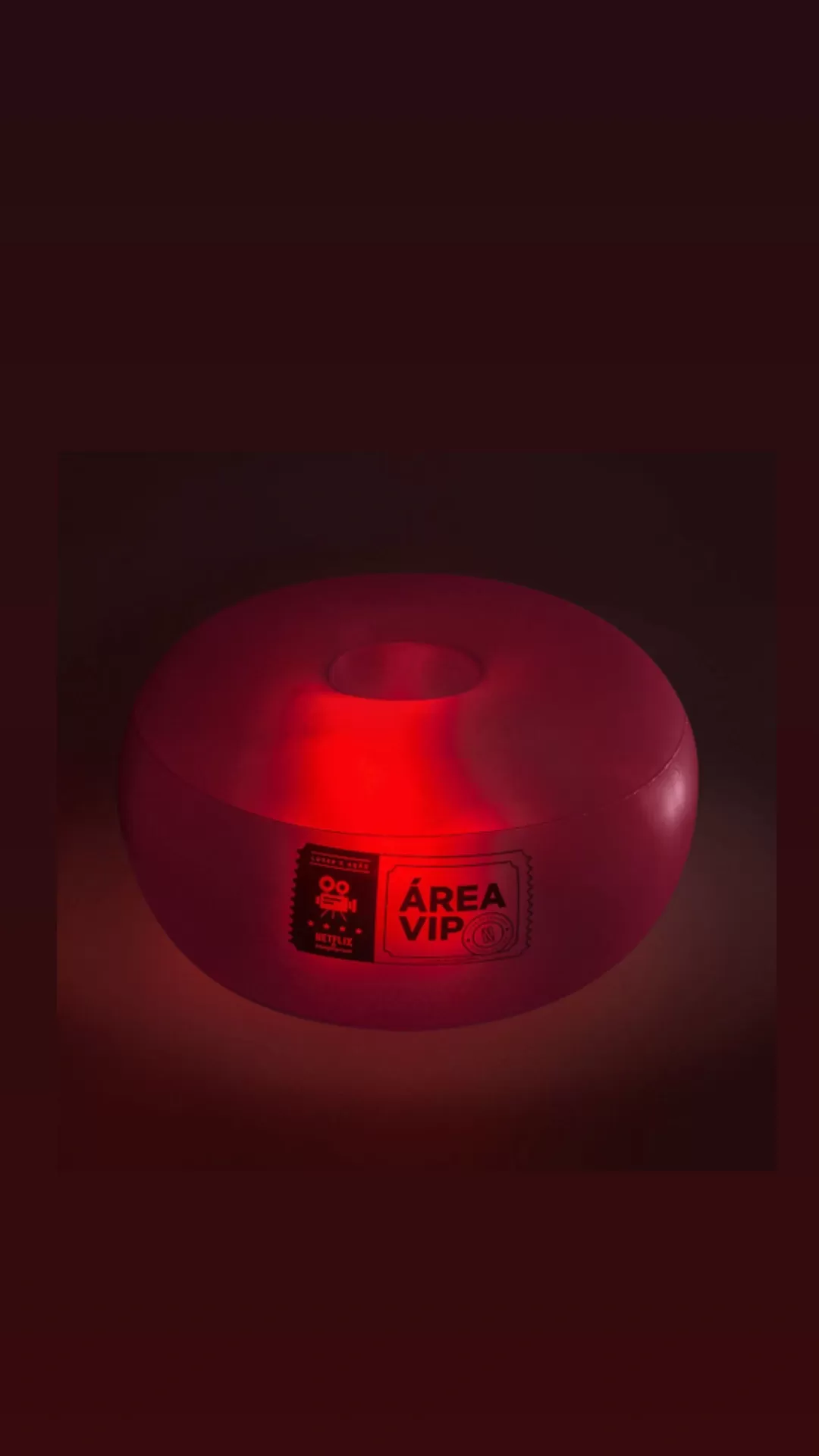 Pufe inflavel com led netflix area vip - Imaginarium